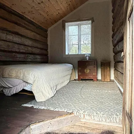 Old Farmstead With Log By River At Lonin * Holvik (Tinn)